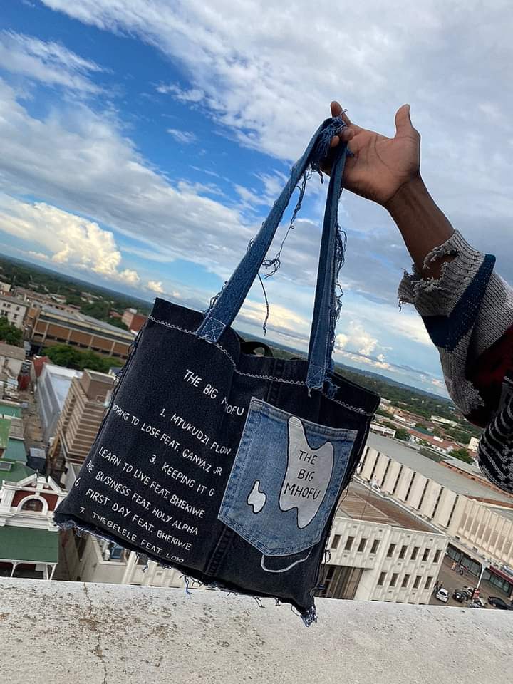 Fokus_zw's tweet photo. Music| @defjamafrica signee @AsaphAfrika has collaborated with Richard Jeans to bring you this Big Mhofu Denim Bag.
Big Mhofu is the title of his recent EP which also features @skhandaworld signee @LokiTunez
#fokuszw #asaph #asaphafrika #rapper #BigMhofuEP #MhofuDenimBag https://t.co/HQugZi6u3o