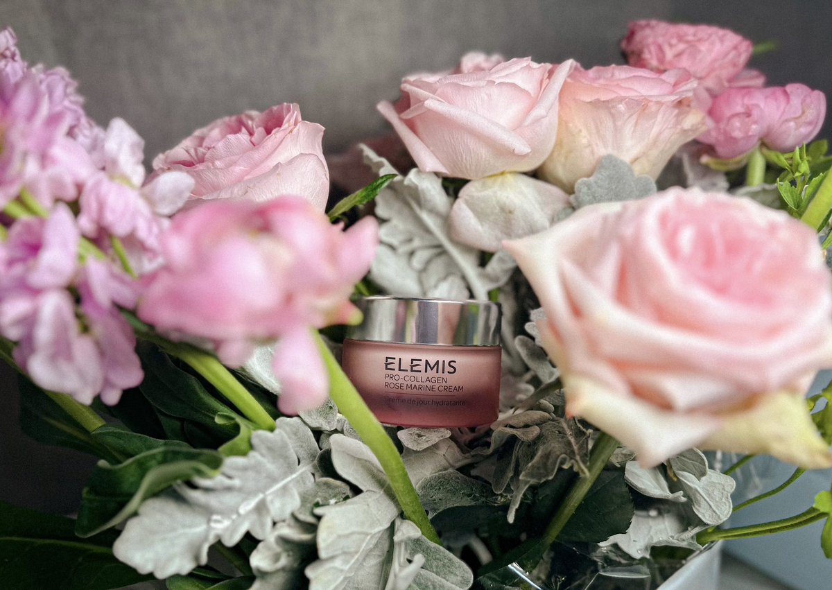 Pruris's tweet photo. ELEMIS ฉลองครบรอบ 20 ปี เปิดตัว New! Pro-Collagen Rose Marine Cream ตำนานกุหลาบอังกฤษ 20 สายพันธุ์. 

หอมมาก นุ่มมาก ใครที่เคยใช้แบรนด์นี้ไม่ต้องพูดเยอะเรื่องความฟูของ��ิว 

วางจำหน่ายวันนี้แล้วทุกสาขา

#ElemisThailand
#LoveElemis https://t.co/wW265qw8IF