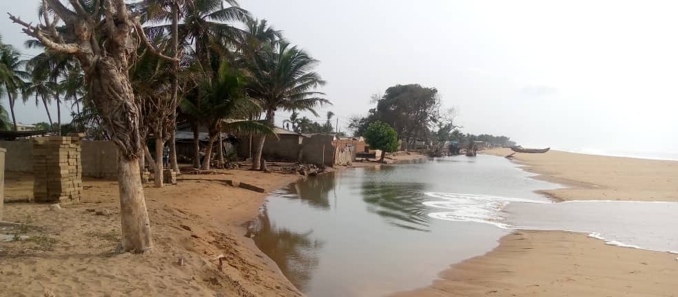 news_ghana's tweet photo. The Fast Disappearing Ghana’s Coastline: Loss And Damage To Coastal Resources https://t.co/0WULgDa4lW #FeaturedArticles #lossanddamage #coastalresources #FASTDISAPPEARING https://t.co/ohJAvtFVQY