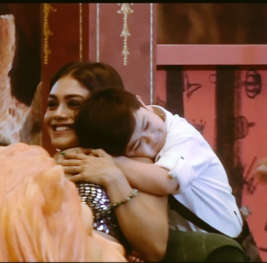 #AbduRozik hugged #Sreejita in a very decent way...
Thank god bb camera ne focus kiya ...