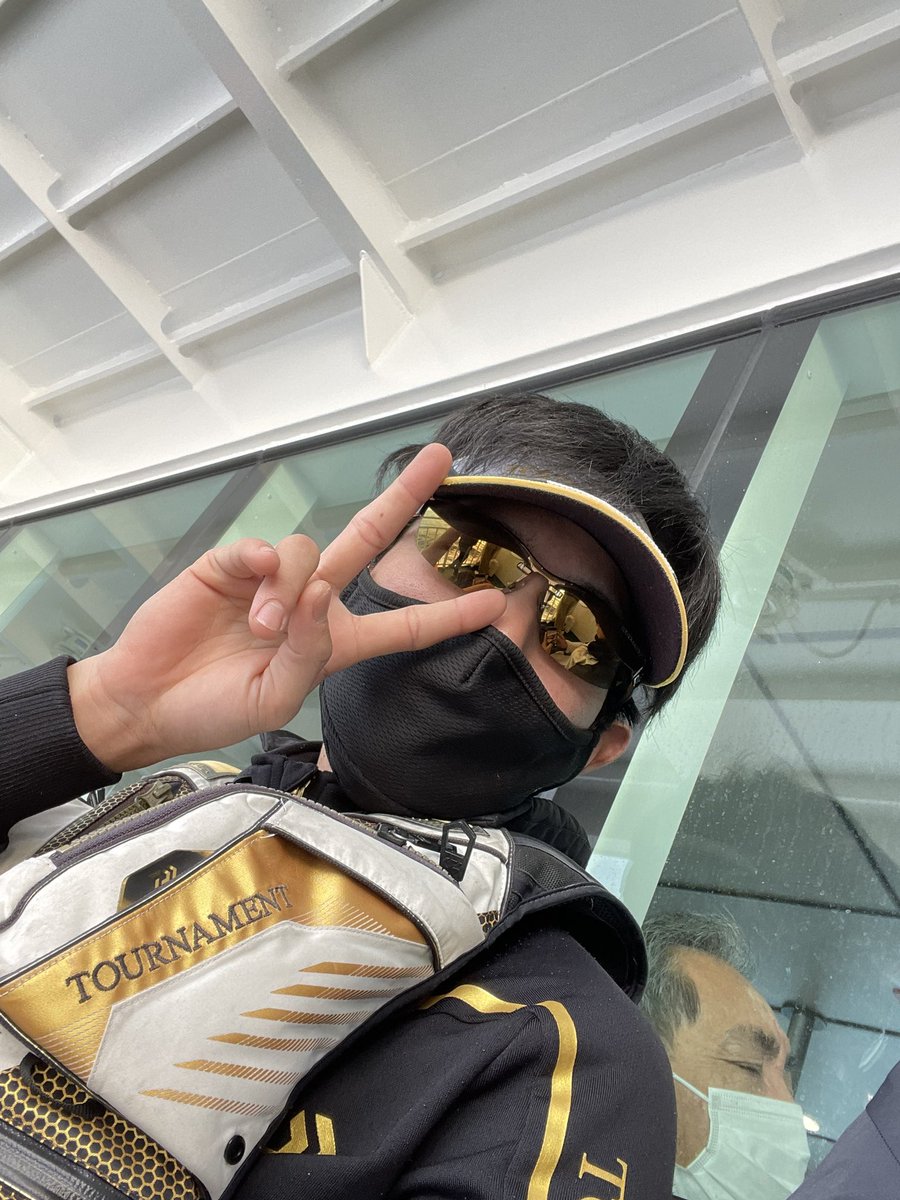 takuma6928's tweet photo. 一生釣れないと思ってたカーエー先輩がまさかの年明けから2回目の釣りで釣れてしまった😂😂嬉しくて叫びました。笑

#山田師は大撃沈
#山田師鬼のbad https://t.co/wssAs1BKhM