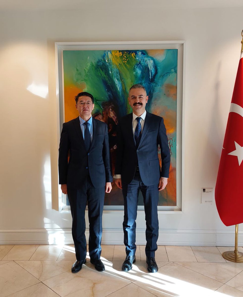 Элчин сайд Зафер Атеш Монгол Улсын Шүүхийн сахилгын хорооны дарга Х. Хашбаатарыг хүлээн авч уулзав. 

Уулзалтаар хоёр улсын холбогдох байгууллагуудын хамтын ажиллагааны боломжуудын талаар санал солилцов.

<a href="/judiscommn/">Шүүхийн сахилгын хороо</a>