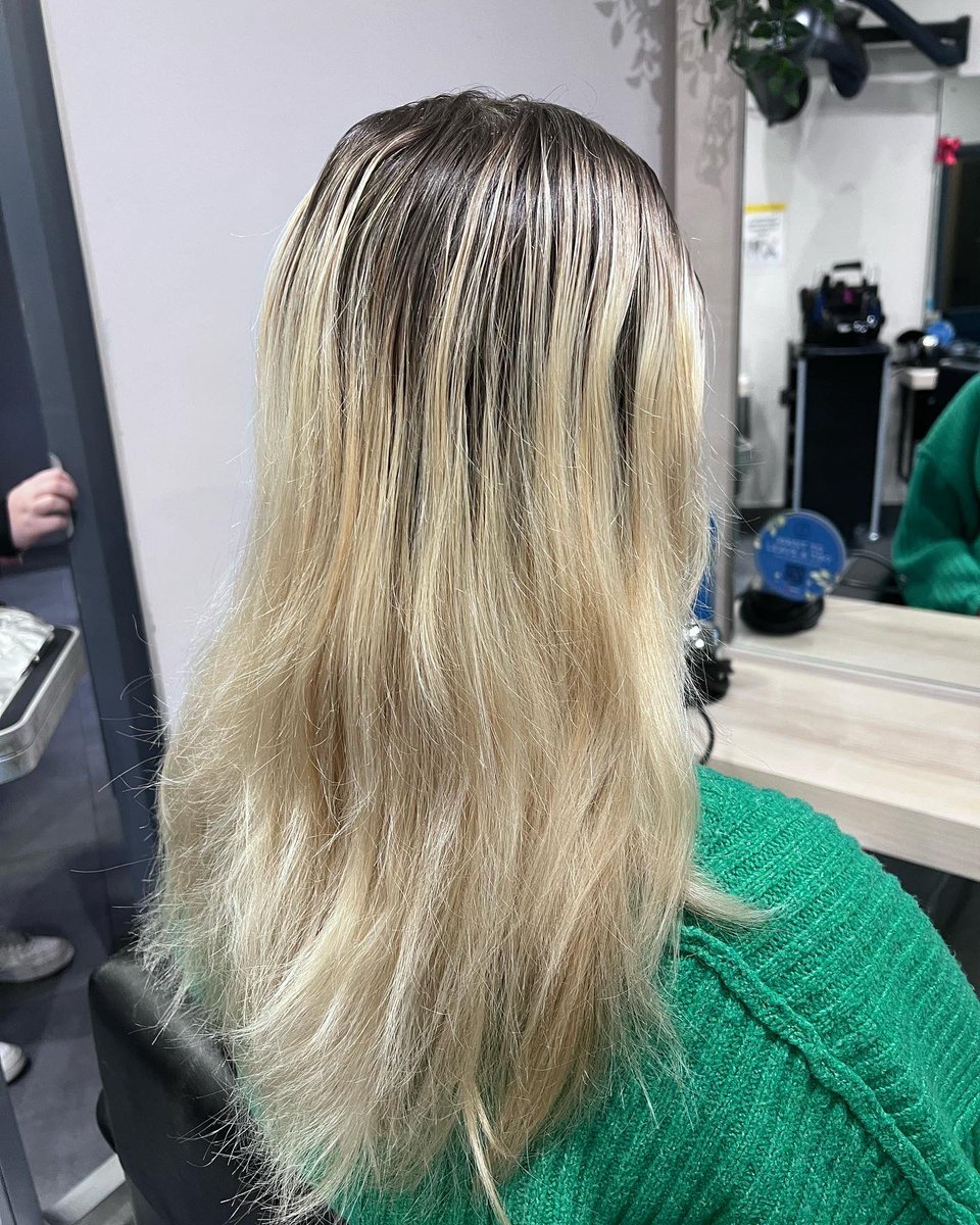 Brighten those January blues 

Highlighted & styled by Georgia 

#highlights #blonde #blondehair #blondehighlights #brightblonde #wellahair #wellafamily❤️ #newyearnewhair #newyear #cardiffhair #cardiffhairdresser #cardiffhairstylist #cantoncardiff #ghd #ghdwaves #ghdstyle