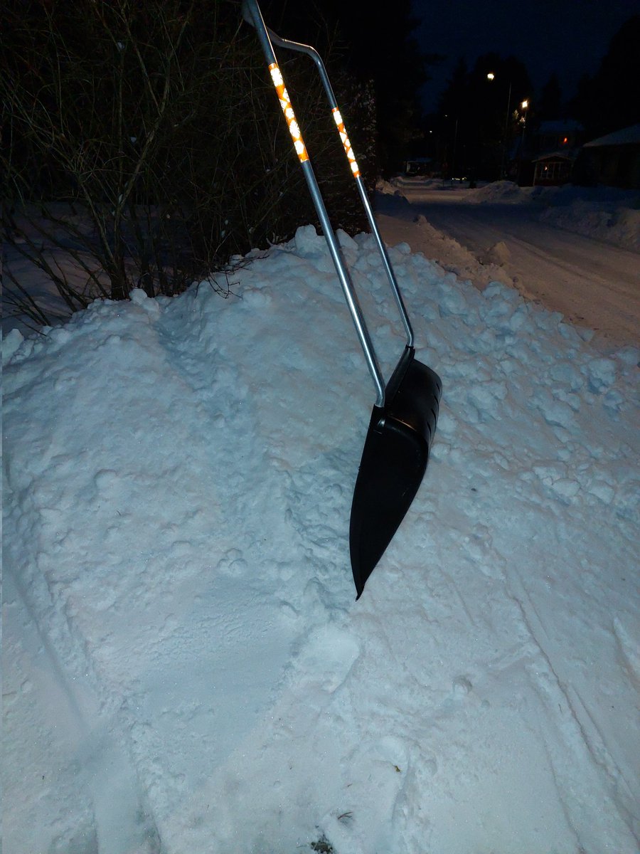 Pensionärens morgongympass avklarat. Eläkeläisen aamujumppavuoro tehty. #snö #lumityö #kuntonousee #konditionenstiger #arbetamednaturen #snöarbete