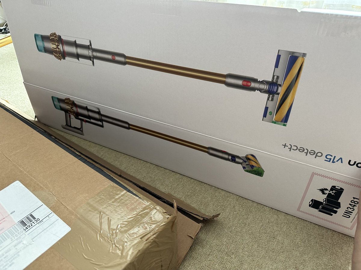 le76l's tweet photo. ついに来てしまいました。。
アメリカ版dyson v15 detect+
これのいい所は全体的に長いこと。日本版は短くて使いずらい。13万の代物でございます。開けた時電源入らんくてめっちゃ焦ったけど、充電30%超えたあたりから使えるようになってる見たいで、安心😌
クリアビンも日本と比べて大容量。 https://t.co/ID3XlcvLol