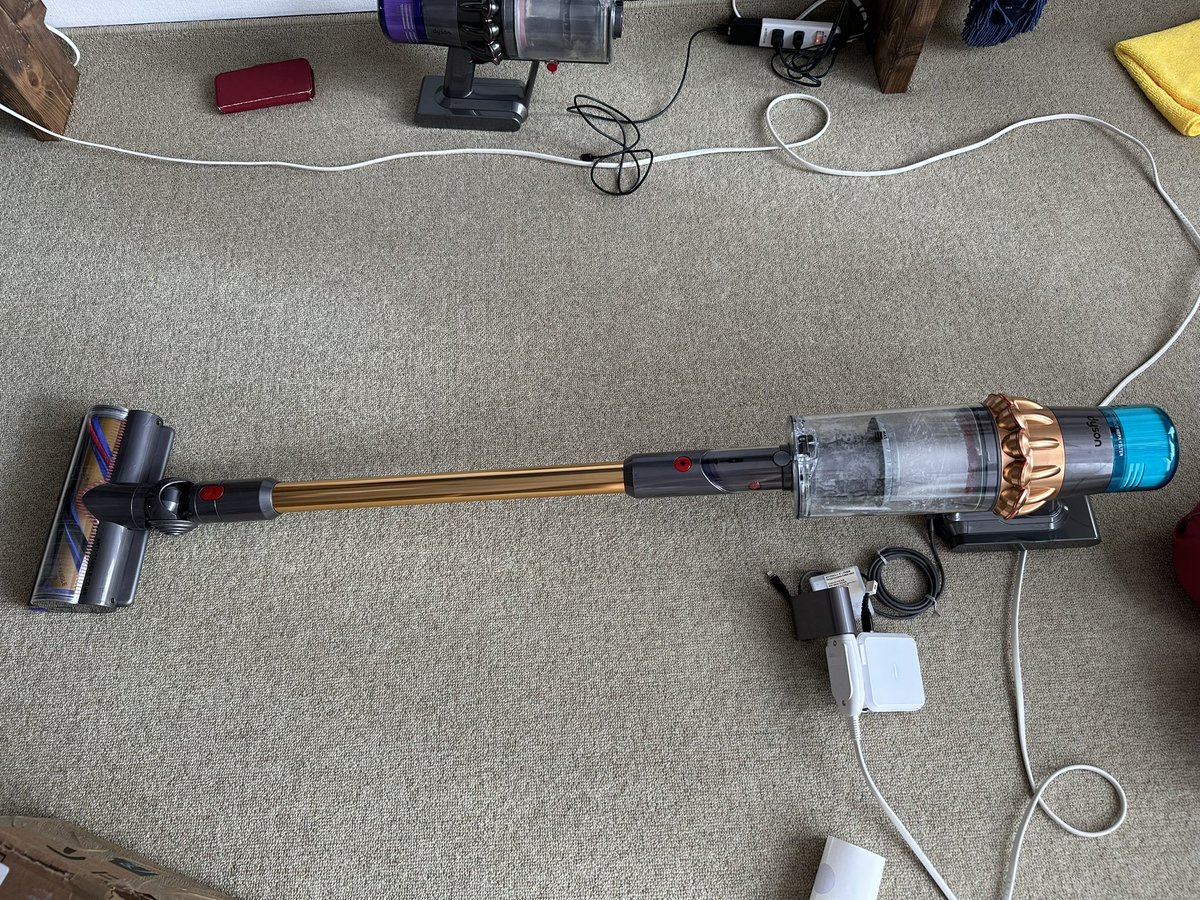 le76l's tweet photo. ついに来てしまいました。。
アメリカ版dyson v15 detect+
これのいい所は全体的に長いこと。日本版は短くて使いずらい。13万の代物でございます。開けた時電源入らんくてめっちゃ焦ったけど、充電30%超えたあたりから使えるようになってる見たいで、安心😌
クリアビンも日本と比べて大容量。 https://t.co/ID3XlcvLol
