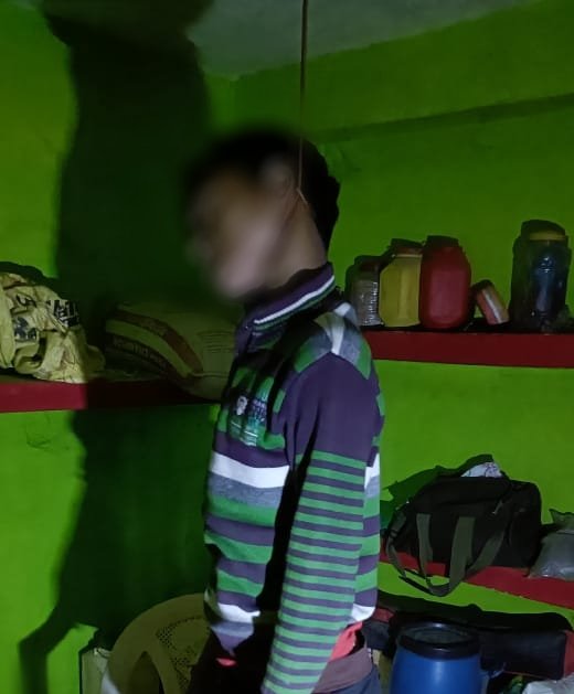 मध्यप्रदेश में नवोदय विद्यालय में कक्षा 8 में पढ़ने वाले छात्र ने शिक्षक की प्रताड़ना से तंग आकर सुसाइड कर लिया। सुसाइड नोट में छात्र ने लिखा है कि उसके टीचर अजीत पांडेय ने उसके मां - बाप को सभी के सामने गंदी नाली का कीड़ा कहा।

Full Report in Thread: 1/N

x.com/i/spaces/1vOxw…