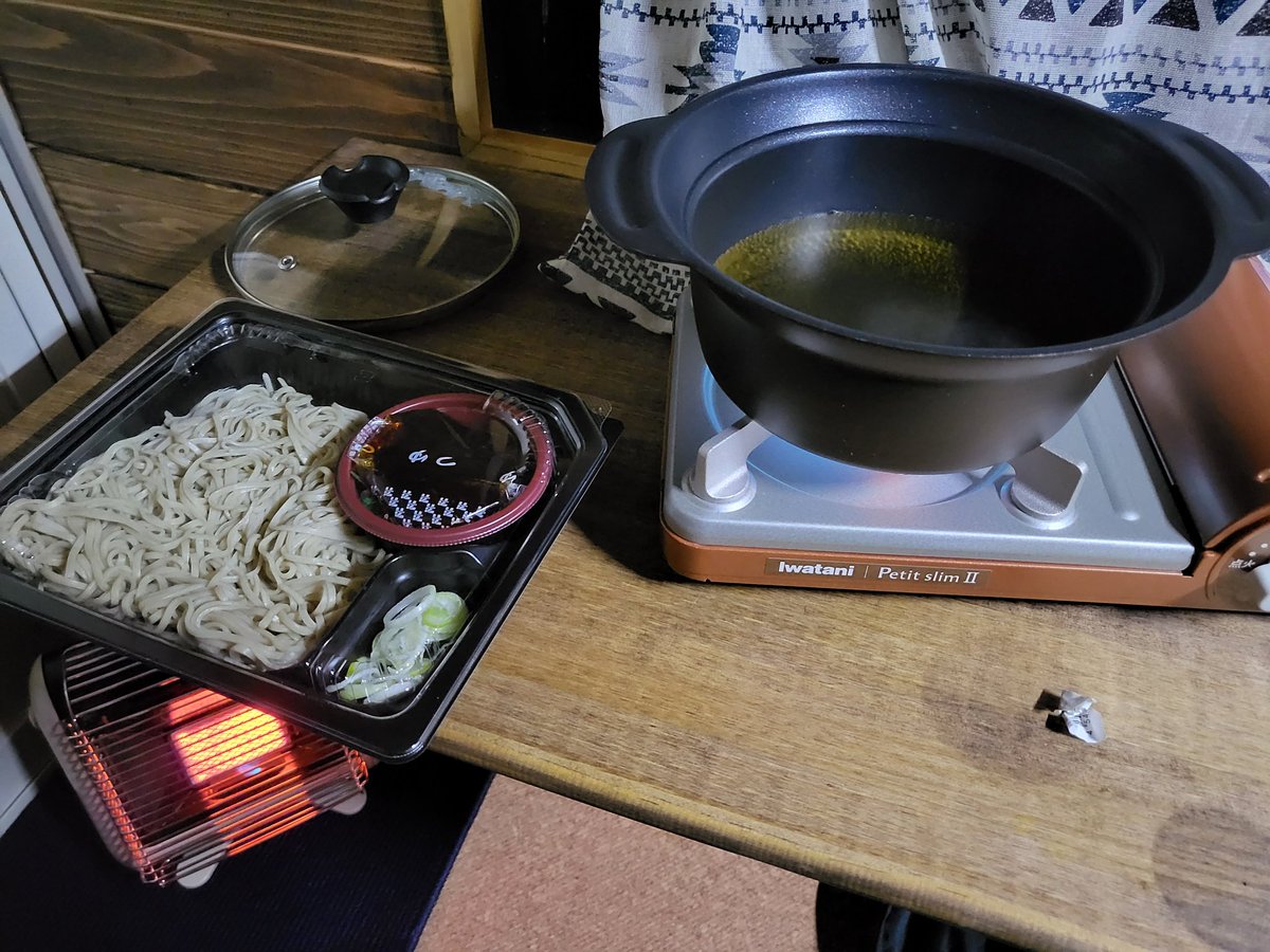 VAIOcamp's tweet photo. お昼にお蕎麦買ったんですが。。
食べなかったので 
今晩は温そばに。。 https://t.co/xqjHBawv6b