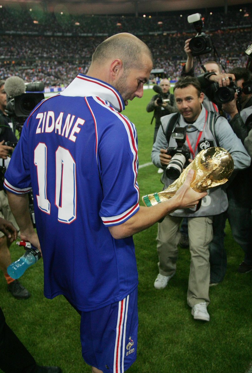 ActuFoot_'s tweet photo. Bon début de semaine à tous. ❤️🏆 https://t.co/g5VhegsA6f