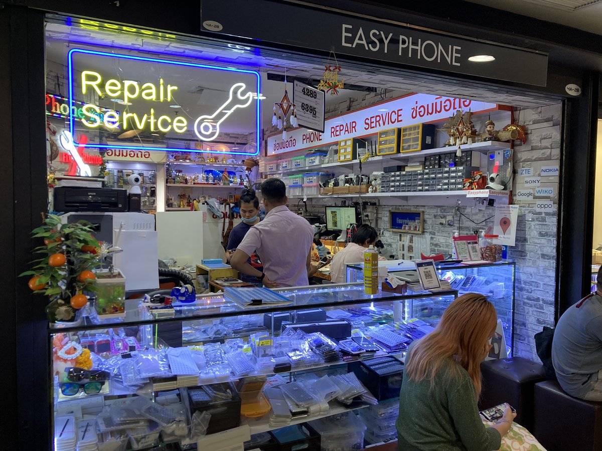 vamos24hours's tweet photo. apple系の修理やスクリーン貼りも安心して任せられるMBKの4Fにある「EASY PHONE」。

初めて🇹🇭に来た時からお世話になってて、今回もほぼ使えなかったiPadの修理やスクリーン貼りとお世話になりました。昔からある店がコロナでも残ってくれてるのは嬉しい！写真カフェ横奥の1番端の方にあります。 https://t.co/whs31zUcVC