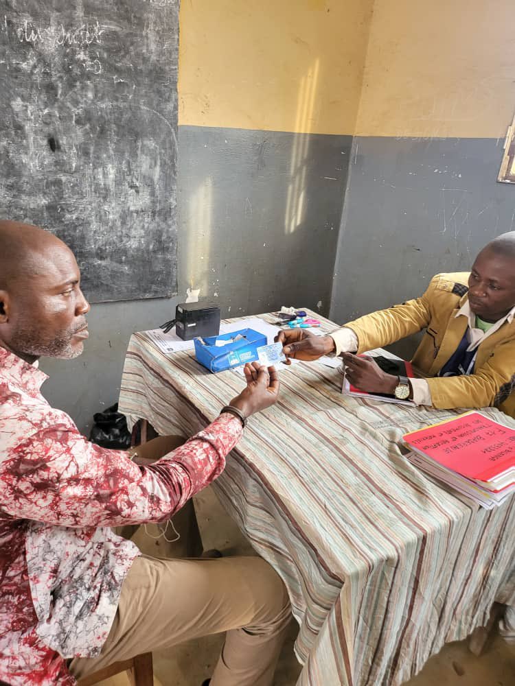 CDER_RDC's tweet photo. Le Président National ad intérim du #CDER M. Alexis MONDONGE devant la population du territoire de #KUNGU, a évoqué enrôlement massif pour augmenter le nombre de siège et désignation du Président de la République Félix Antoine TSHISEKEDI TSHILOMBO comme Candidat #CDER https://t.co/lQg91GdTSc