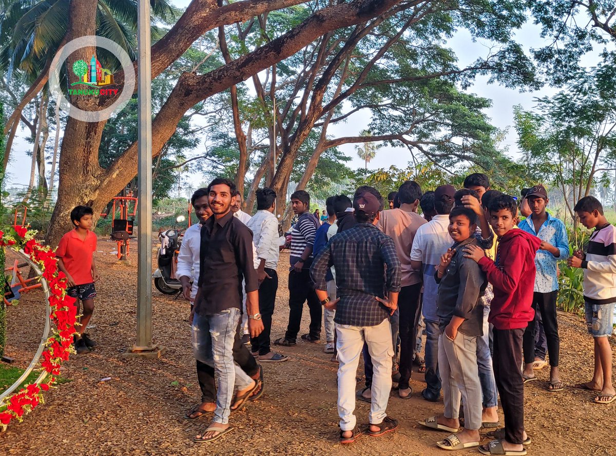 TANUKUCITY's tweet photo. "Free Photoshoot" Drive @ Walking Track Park...😍🎊
Party Den Store nundi mana Event ki kavalsina anni properties Sponcer cheyadam tho park lo oka festival atmosphere kanipinchindi...
#freephotoshoot #tanuku #westgodavari https://t.co/WkaWsfLsgx
