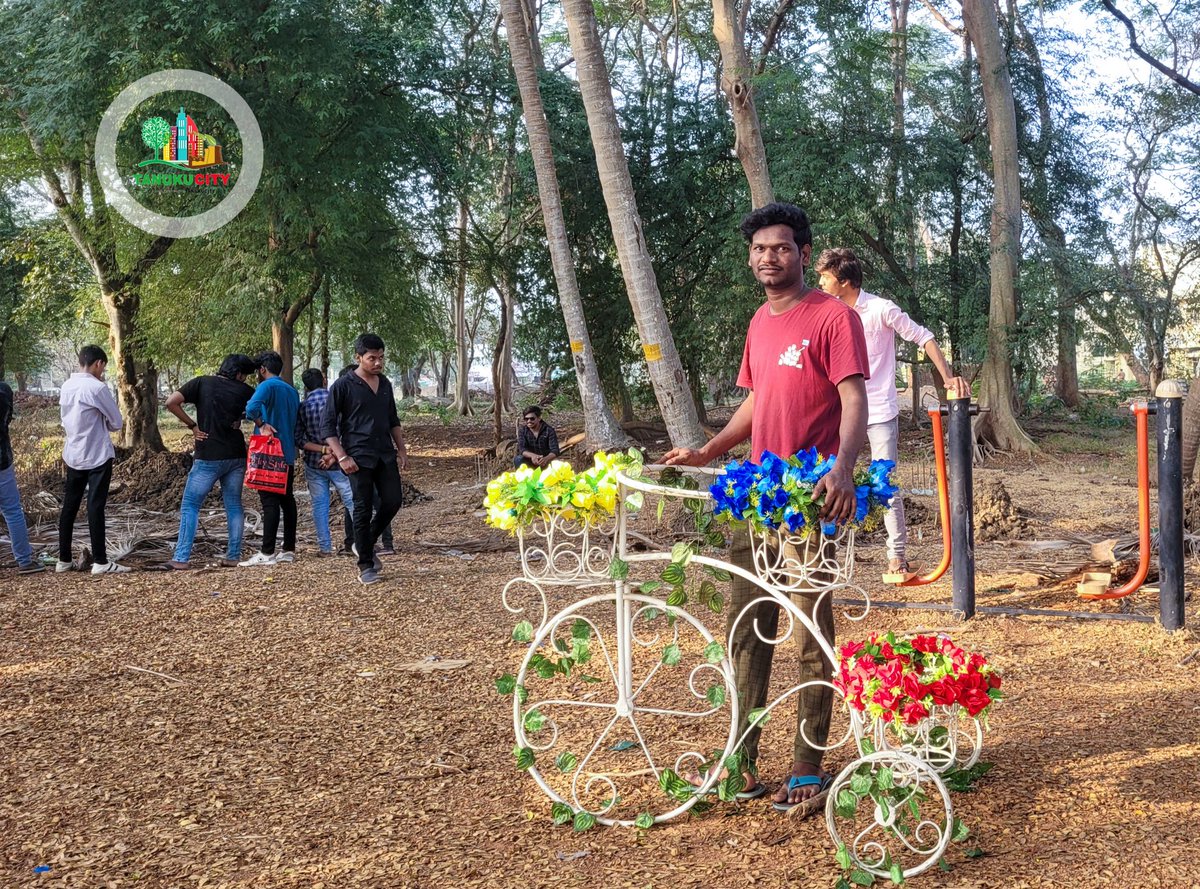 TANUKUCITY's tweet photo. "Free Photoshoot" Drive @ Walking Track Park...😍🎊
Party Den Store nundi mana Event ki kavalsina anni properties Sponcer cheyadam tho park lo oka festival atmosphere kanipinchindi...
#freephotoshoot #tanuku #westgodavari https://t.co/WkaWsfLsgx