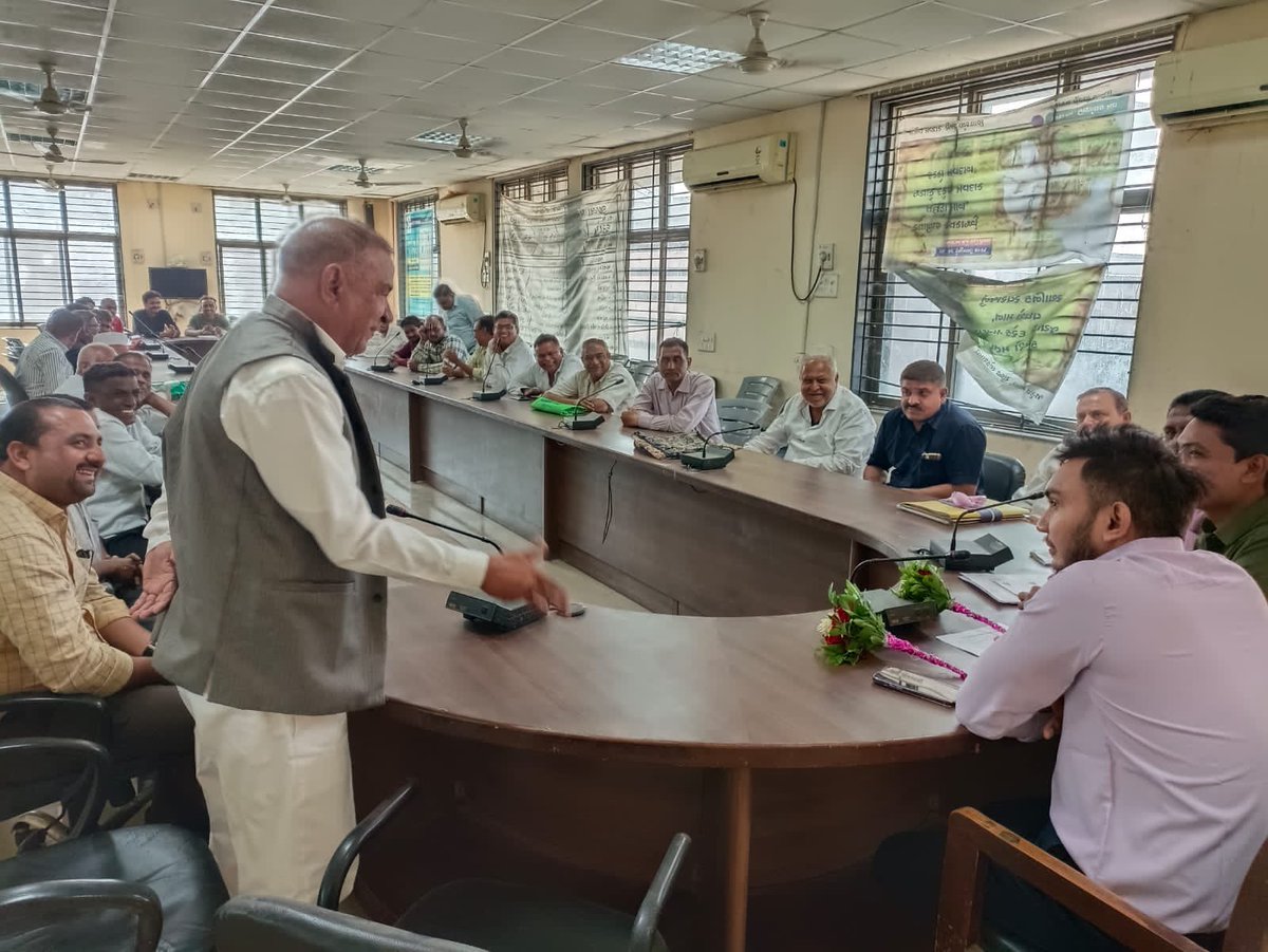 NFSA હેઠળના લાભાર્થીઓને સમગ્ર વર્ષ દરમ્યાન વિનામૂલ્યે ઘઉં અને ચોખા તથા રાજ્ય સરકારની તુવેરદાળ,  ચણા,  ખાંડ,  મીઠાના રાહત દરના વિતરણ તેમજ પુરવઠા લગત અગત્યના મુદ્દાઓ બાબતે પાદરા તાલુકાના વાજબી ભાવના દુકાનદારો સાથે બેઠક કરી<a href="/CollectorVad/">Collector & DM Office Vadodara</a>