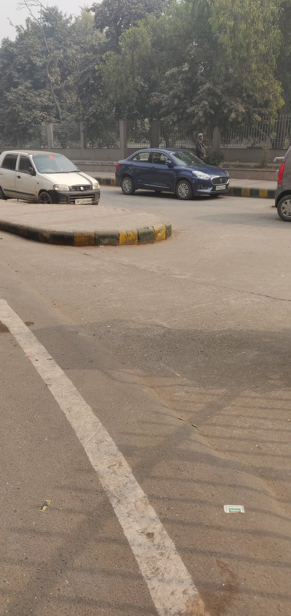 kenthewala's tweet photo. @noidatraffic vehicles parked at sector 34 drop area causing inconvenience. Please take action https://t.co/sJXS5E0QEV