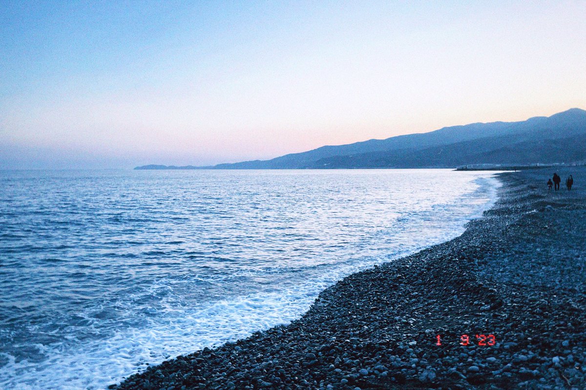 海がテーマの漫画(今月末〆切)がぜんぜん描けてなくて本当にまじでとてもすごく非常にヤバいから、海にきて漫画の神様が降りてくるの待ってる https://t.co/Ny1xn3NomJ