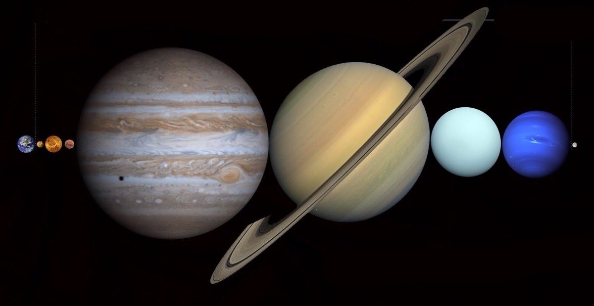 Saat mengorbit Merkurius, MESSENGER memyempatkan diri menengok ke belakang dan mengambil foto Bumi dan Bulan. Walaupun nampak nyaris berdempetan, jarak diantara keduanya bisa menampung 7 planet dan masih menyisakan ruang kosong sekitar 4.392 km.