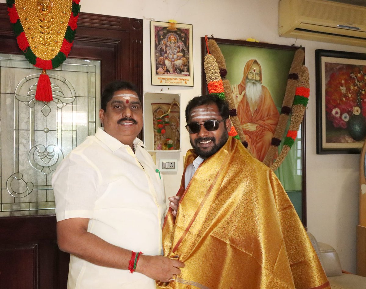 yourbackers's tweet photo. புதுச்சேரியை சேர்ந்த யுவர் பேக்கர்ஸ் நிறுவனர் கிருஷ்ணராஜூ -விற்கு சிறந்த இளம் வயது சமூக சேவகருக்கான 'யுவ ரத்னா 2022' விருது வழங்கப்படட்டு உள்ளது.இவருக்கு வாழ்த்து தெரிவித்தபோது. @LGov_Puducherry  @KrishYourbacker @ANamassivayam @PMOIndia @narendramodi 
 #krishnaraju #yourbackers https://t.co/pMevlKKx0V