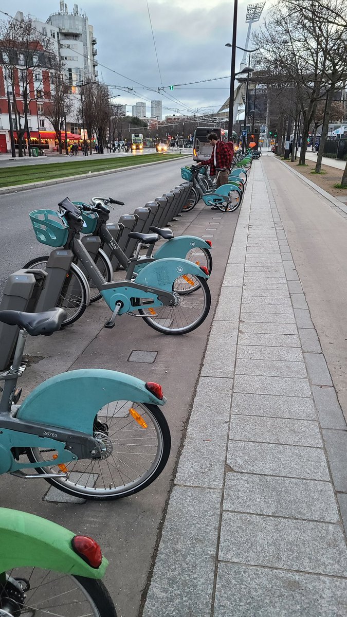 8 <a href="/velib/">Vélib' </a> électriques qui ne fonctionnent toujours pas station Jourdan Charlety. Et ce sont les mêmes 8 que la semaine dernière.. alors s'il vous plaît ne m'ecrivez pas "les équipes techniques vont s'en occuper" mais écrivez leur plutot... ça devient sacrément relou.