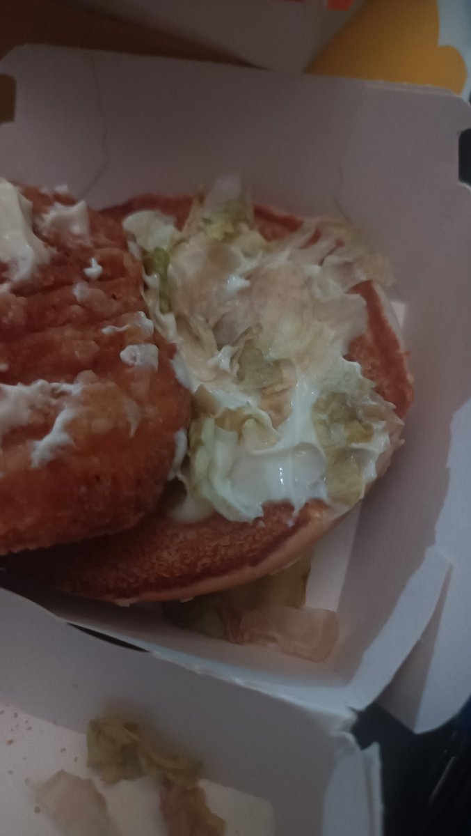 syregi's tweet photo. @McDonalds  this is your service in Italy. Wtf guys. More than 20€ fo this shit . https://t.co/EvGTwL8ZHv