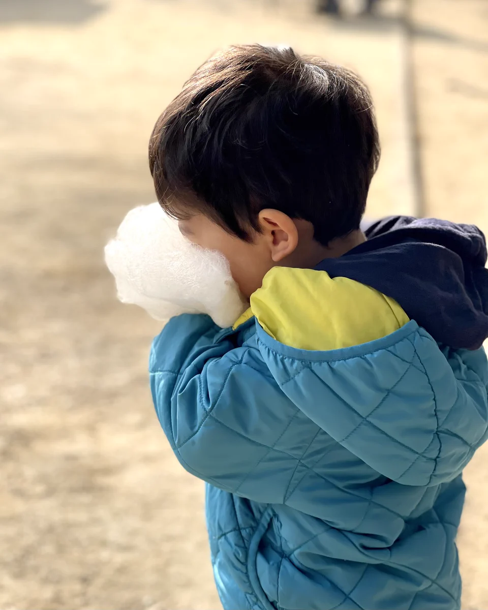 美味しすぎて感動！綿あめを、顔全体で味わう男の子。