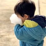 美味しすぎて感動!綿あめを、顔全体で味わう男の子。