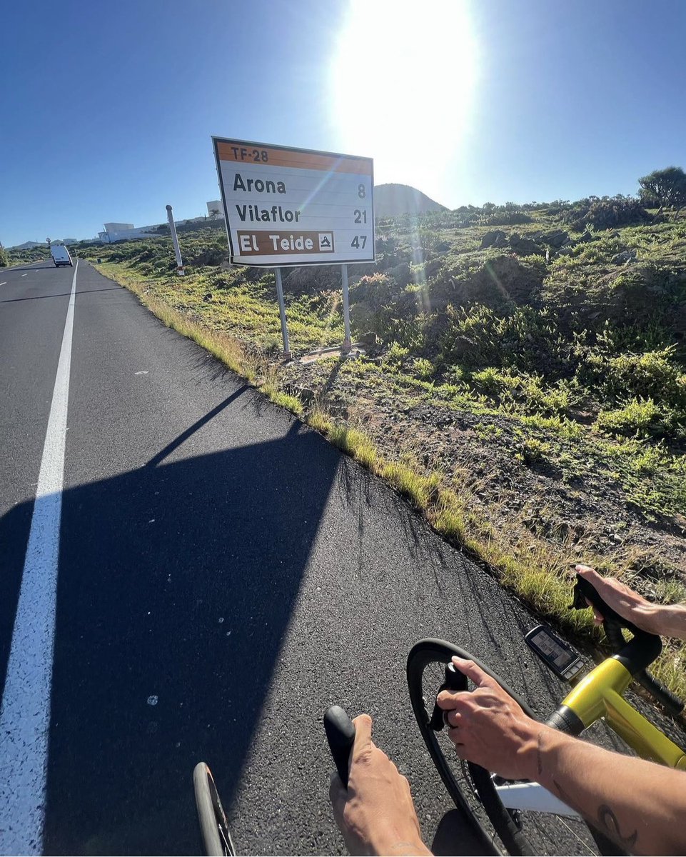 🌋TEIDE CONQUISTADO! Feliz y orgulloso de subir mi primer teide! Seguimos🫡👌🏽 @canyon_bikes @assos_com