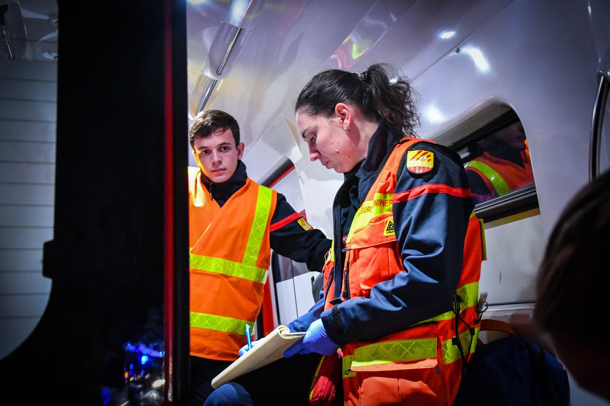 SDIS66's tweet photo. Intervention pour un accident de circulation sur la D117 à hauteur d’Estagel.
Le concours des sapeurs-pompiers d’Agly, de Maury et de Rivesaltes a été nécessaire, afin de protéger la zone d’intervention et de prendre en charge les occupants du véhicule accidenté. #Estagel https://t.co/EDHj4hyJnq