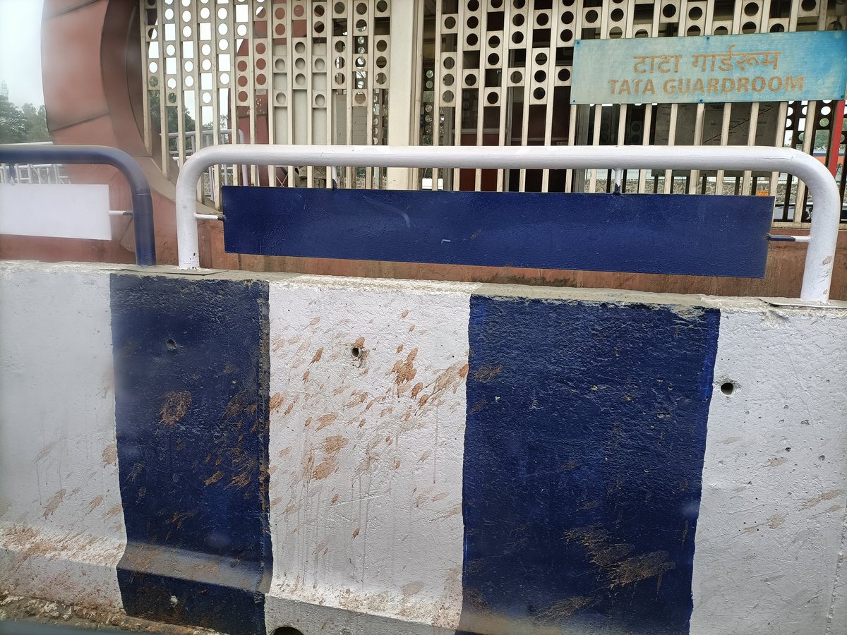 Within few hours of painting on Pune -Nagar road divider 

What people has done on it

What to say?
#G20Summit
<a href="/PMCPune/">PMC Care</a> <a href="/CleanKharadi/">Clean N Green Kharadi-Pune</a> <a href="/vimannagarpune/">Viman /Kalyani Nagar</a> <a href="/WagholiHSA/">Wagholi Hsg Soc Assoc (WHSA)</a>