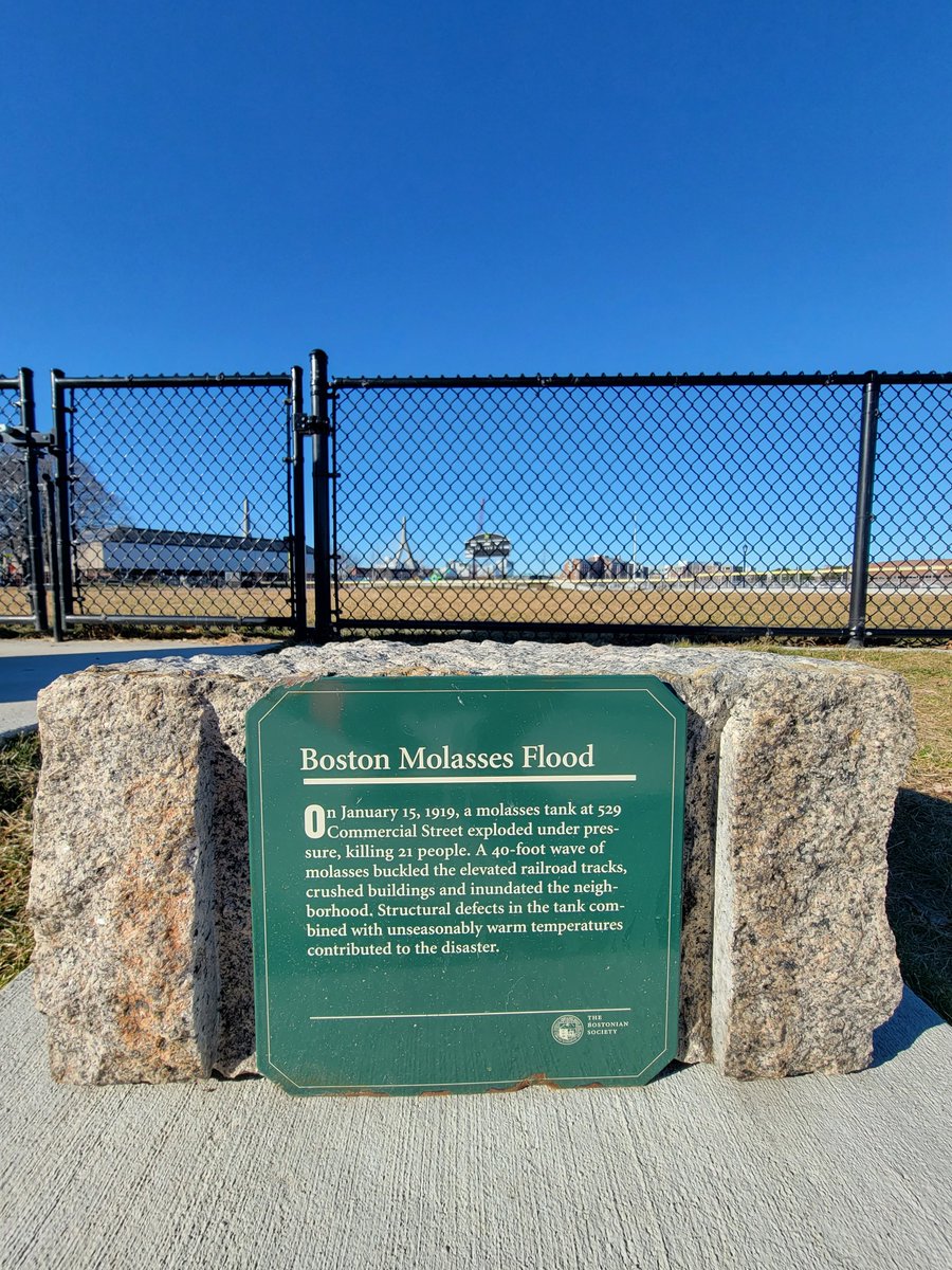 OnlyInBOS's tweet photo. A 13,000 ton molasses storage tank burst 104 years ago today, flooding the North End at 35 MPH with a 40 foot wave of molasses, killing 21 people.

North End residents for decades afterwards claim that on hot summer days, the area still smells of molasses. https://t.co/jGljK3H7jr