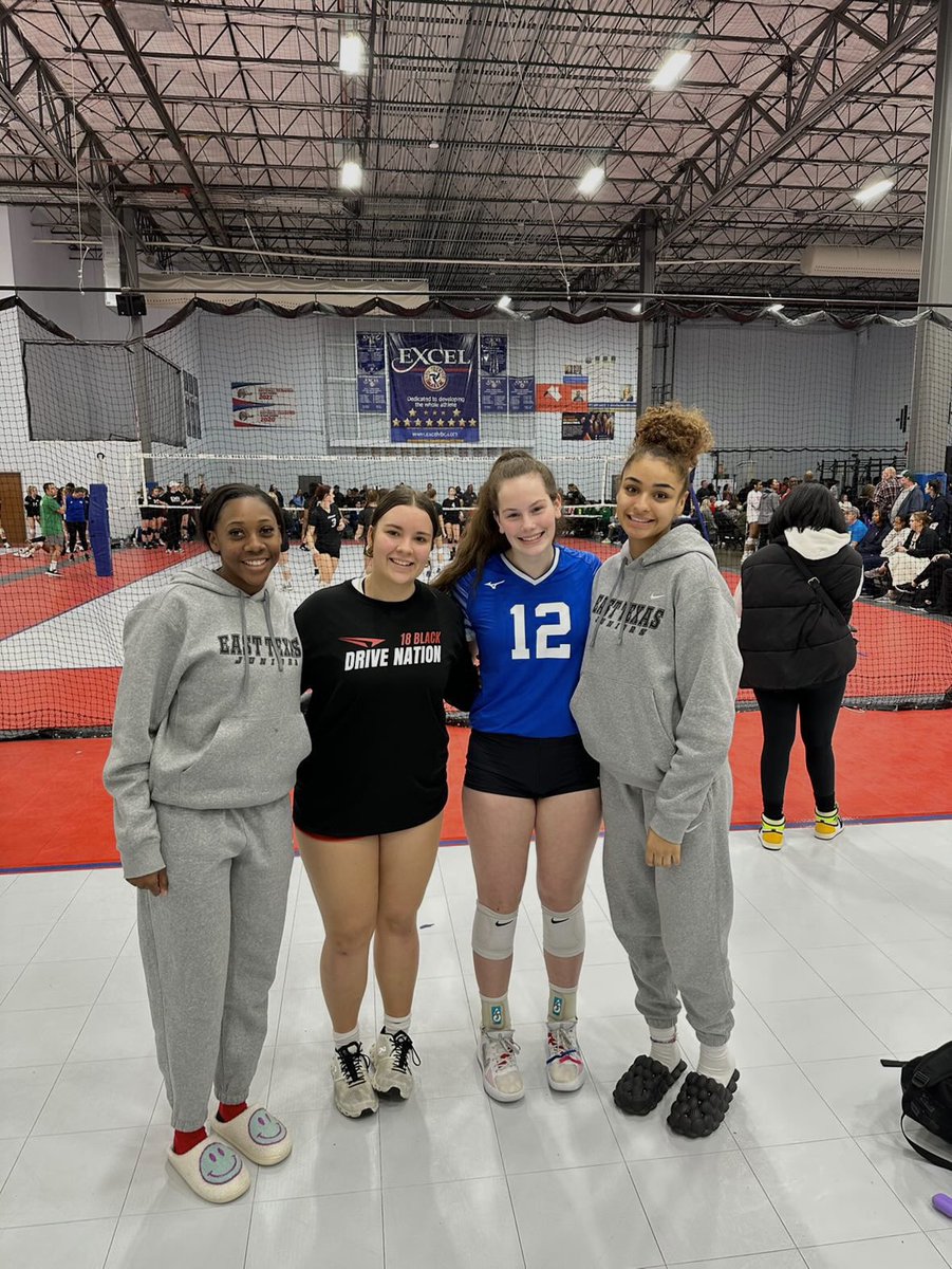 tatumbloom2023's tweet photo. I had the pleasure of meeting a few of my future college teammates this weekend at our MLK tournament! This makes me even more excited to play and grow with them this fall 🤍💚 https://t.co/zNEQ5DhC7T
