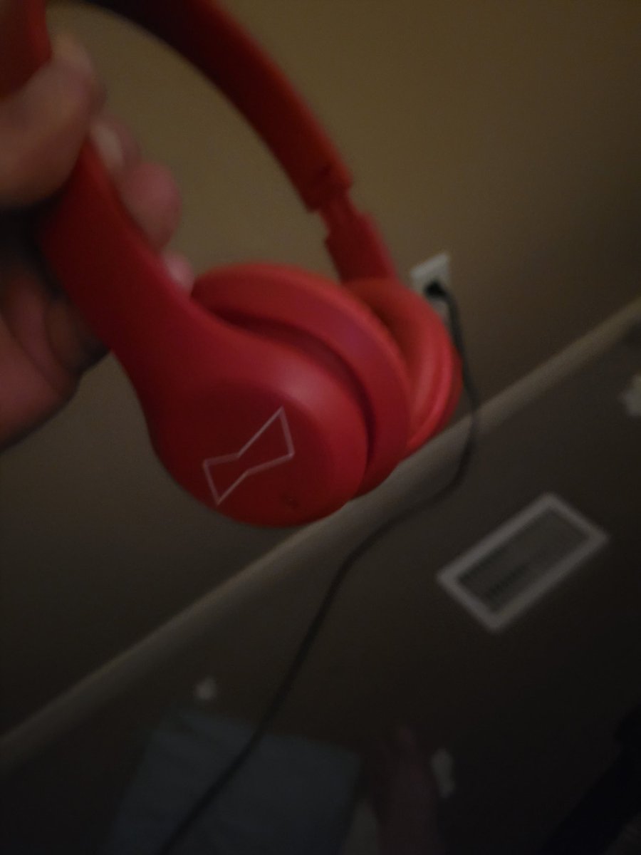 beth_warren's tweet photo. Hey @Budweiser .. these are awesome.  But mine broke. Do you have any more? These were a great giveaway. https://t.co/oEVv9U1l73