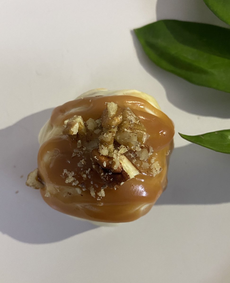 سينابون هش وطري مغطى بمزيج من الكريمة البيضاء والكراميل مزين بقطع من البيكان المجروش🤤🤍.