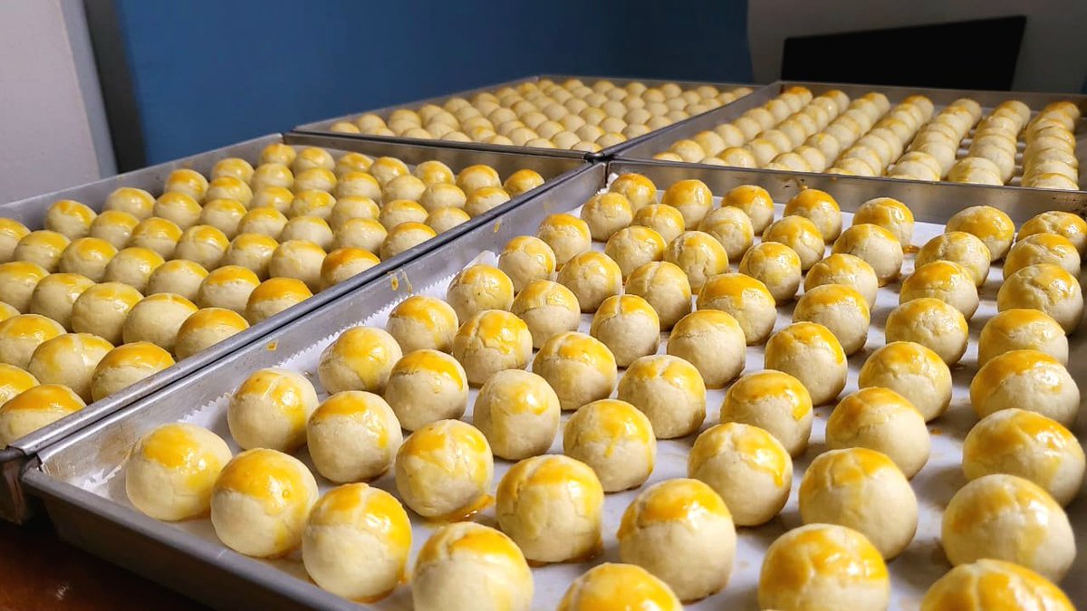crumbsprinkles's tweet photo. Hand-made and home-baked little rounds of buttery, melt-in-your-mouth Pineapple jammy tarts 🍍

Baked to order every Saturday in the lead up to the Lunar New Year from January 14 to February 11 and Raya starting April 1, 8 and 15.

RM28/jar for 25 round tarts (approx 375g). https://t.co/rnbhy0WN35