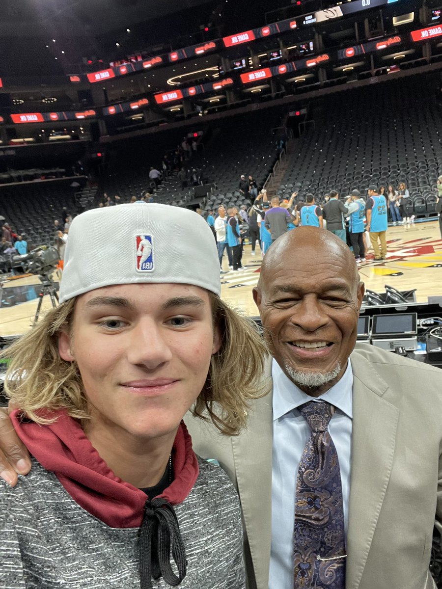 _jackwilliamss_'s tweet photo. Great team win tonight. Shoutout to Raul NETO for inspiring the 4th quarter defense. Also got a pic with the one and only @MrCavalier34!!! Voice of the Cavs! https://t.co/gwLuaLd80X