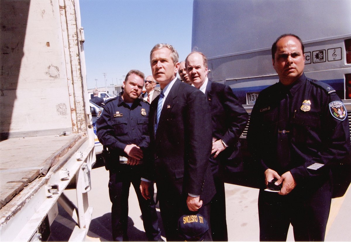 RyanHJMS's tweet photo. Twenty years ago, another President visited the Port of El Paso. He was there to congratulate us on a job well done, not to cover the inadequacies of his administration's policy. I suppose that's why the national media didn't show up, it didn't fit their agenda, even in 2002. https://t.co/eeO2DoRrop