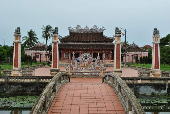 _Pho_Ngan's tweet photo. A few works of "Văn miếu" at the same places in Vietnam. 
Văn miếu (文廟) or Khổng miếu (孔廟) are architectural works used to worship Khổng tử (孔子) who gave birth to East Asian Confucianism. 
#Vietnam #vietnamese #越南 #history #Vietnamese_culture https://t.co/q8HHxrP0zN