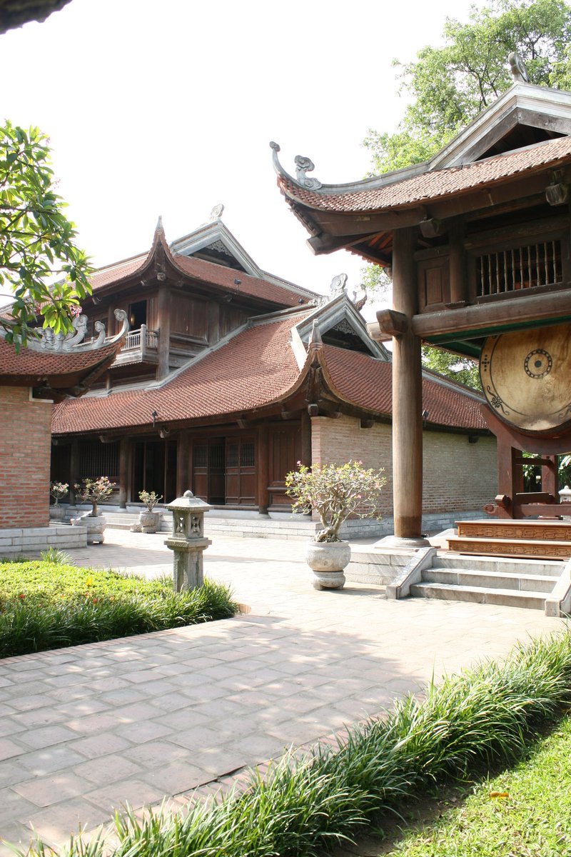 _Pho_Ngan's tweet photo. A few works of "Văn miếu" at the same places in Vietnam. 
Văn miếu (文廟) or Khổng miếu (孔廟) are architectural works used to worship Khổng tử (孔子) who gave birth to East Asian Confucianism. 
#Vietnam #vietnamese #越南 #history #Vietnamese_culture https://t.co/q8HHxrP0zN