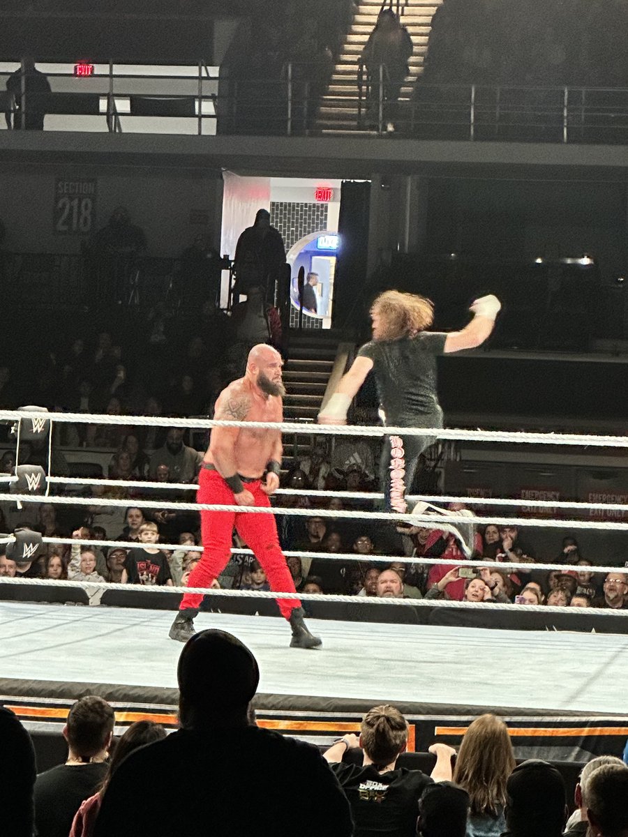 _UncleSam95's tweet photo. ⁦@WWERomanReigns⁩ Just left #WWEHuntsville and it looks like Sami is trying his own version of your spear and Superman Punch #WWE ⁦@WWE⁩ https://t.co/gbQbLir5w4
