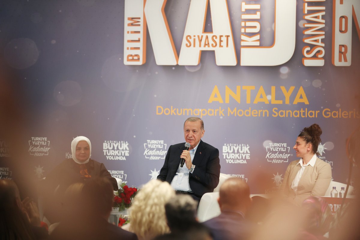 Mineiek51092880's tweet photo. Cumhurbaşkanı ve AK Parti Genel Başkanı @RTErdogan, Antalya'da, AK Parti Kadın Kollarınca düzenlenen "Kadınlarla Büyük Türkiye Yolunda Programı"na katılarak, konuşma yaptı. https://t.co/07aA3FsdGn