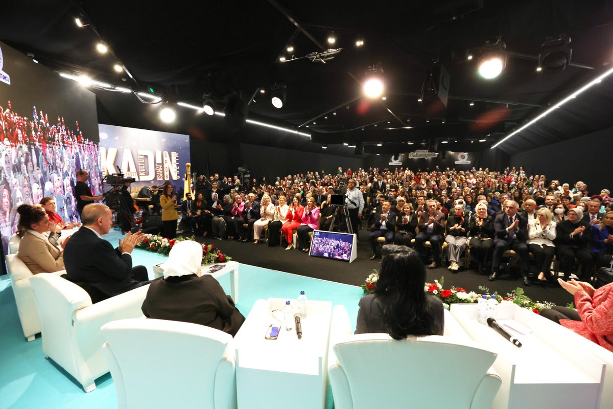 Mineiek51092880's tweet photo. Cumhurbaşkanı ve AK Parti Genel Başkanı @RTErdogan, Antalya'da, AK Parti Kadın Kollarınca düzenlenen "Kadınlarla Büyük Türkiye Yolunda Programı"na katılarak, konuşma yaptı. https://t.co/07aA3FsdGn