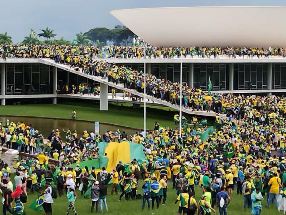 Continuem nas ruas, nas estradas, em Brasilia, no palacio do planalto, no STF e no congresso! ¡Fechem as rodovias, as ruas, os aeroportos, os portos e as estaçoes de serviço em todo o país! #OPoderEmanaDoPovo #PovoNasRuas #LulaVaiCair 🇧🇷🤝🇦🇷🇦🇷🤝🇧🇷 ¡Tamo junto, galera!