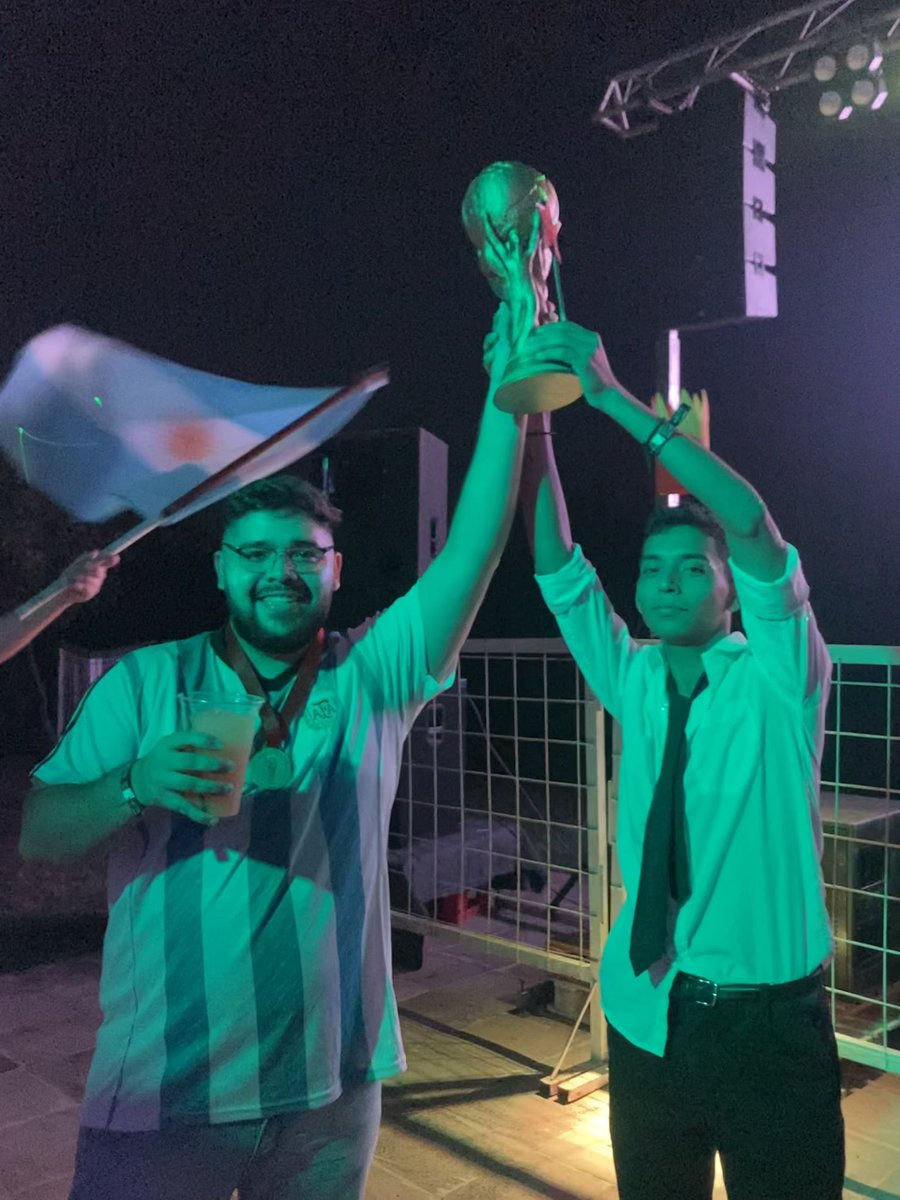 l3andr00_'s tweet image. amo estas fotos pero sobretodo amo a la mina q sostenía la bandera atrás haciéndonos el aguante izandola de fondo para q salgan así de épicas #fdd2023