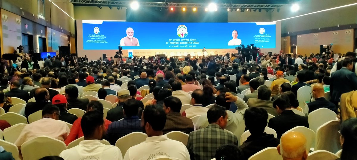 Ramspal1's tweet photo. #PBDIndore 
 प्रवासी भारतीय दिवस सम्मेलन का मंच तैयार, पीएम @narendramodi का इंतजार
@RajExpressNews https://t.co/PiWTSJ1I39