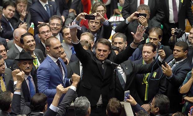 guigoakirah's tweet photo. O caos de Brasília começou quando um deputado federal homenageou um torturador da ditadura e não aconteceu NADA com ele, todos os poderes são culpados porque foram omissos, era pra ter sido preso ali mesmo no microfone https://t.co/jJyj9ct1bc