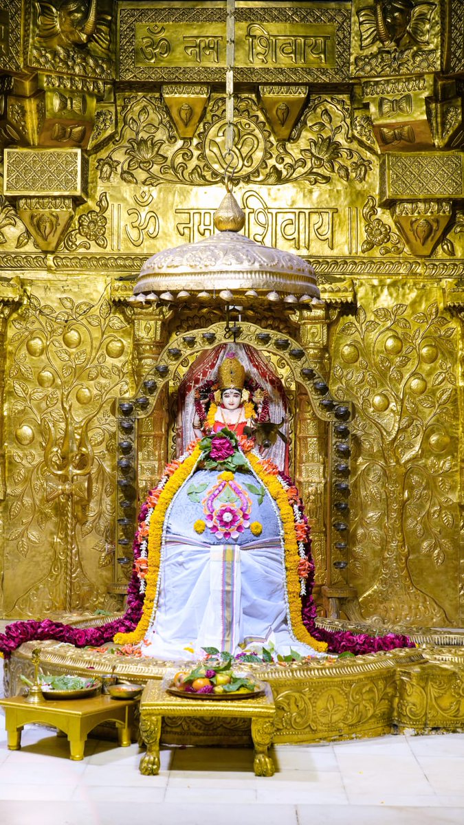 kpmaurya1's tweet photo. सौराष्ट्रे सोमनाथं च श्रीशैले मल्लिकार्जुनम्।
उज्जयिन्यां महाकालं ओंकारं ममलेश्वरम्।।

श्री सोमनाथ महादेव मंदिर,
प्रथम ज्योतिर्लिंग - गुजरात।।

भगवान महादेव जी से प्रार्थना है कि सभी देशवासियों के रोग-शोक दूर कर आयु-यश में वृद्धि करें।

#हर__हर__महादेव 🚩
ॐ नमः शिवाय 🚩 https://t.co/IijTf1SftM