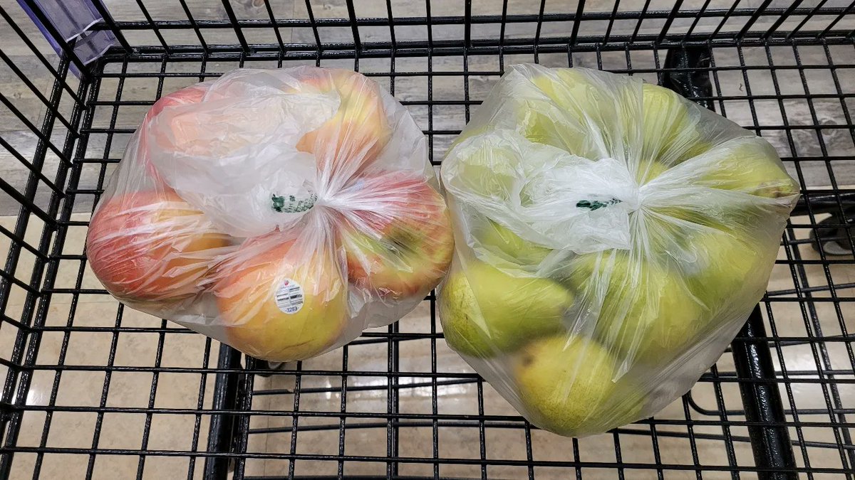 JasonStiff's tweet photo. Time for some fruit math:

🍎 + 🍐 = Apples &amp; Pears

🍎 × 🍐 = Apple Pears

#California #Chico #food #foodporn #foodie #apple #apples #pear #pears #applepear #applepears #fruit #fruits #math #honeycrisp #bartlett #science #genetics https://t.co/DgcnW7zbdH