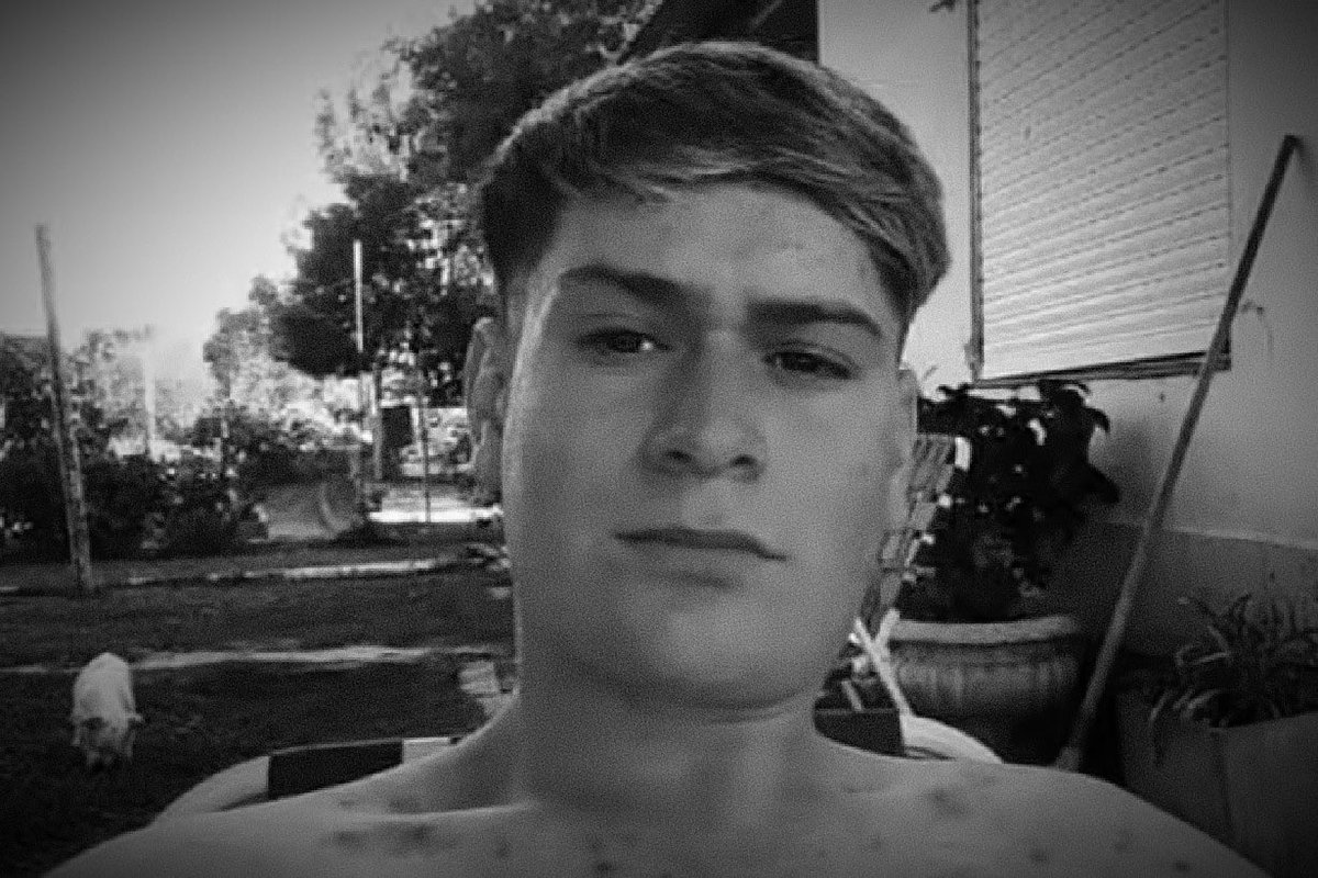 Alexander Reverdito 20 años fue ASESINADO por CONRADO GONZÁLEZ a la salida del boliche así mismo como le pasó a fernando. tuvo hemorragia cerebral, conrado sabía que si golpeaba a alexander lo mataba ¿que hizo? fue y lo mato. LO QUIERO PRESO QUE NO SALGA NUNCA MÁS.