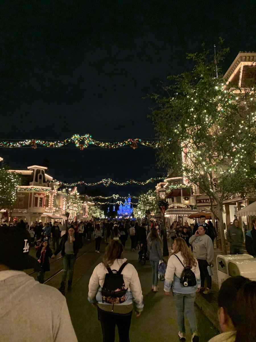 joshyy_tv's tweet photo. lmao there’s no way we just spent $360 to go into disney for the last 4 hours @23Dreamz 💀💀 https://t.co/y23beUT2Wc