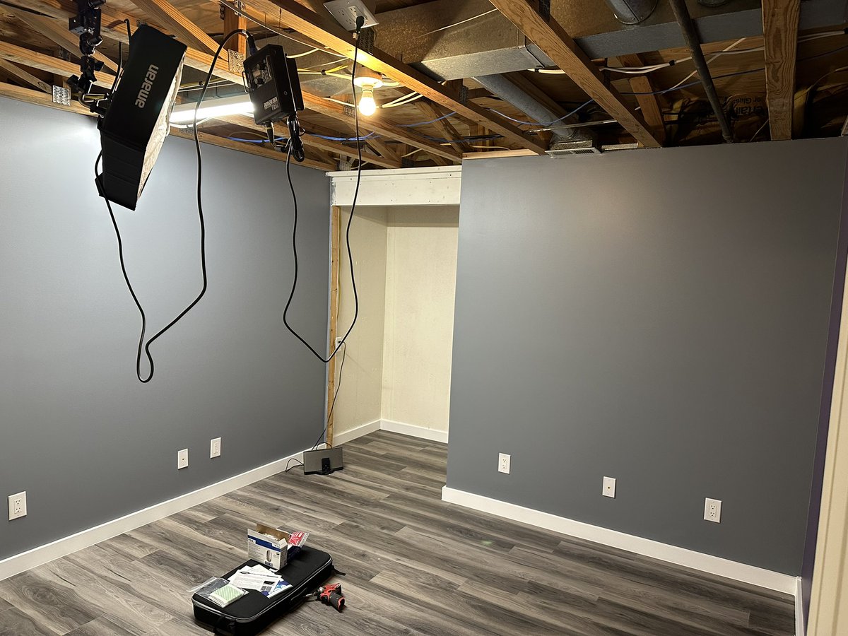 TechThrowback's tweet image. STUDIO UPDATE: Hanging the rest of the lights in the ceiling, and waiting on more wall treatment from @Auralex. Should be shooting new videos in here in a week!